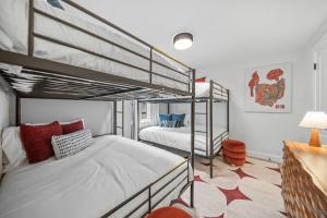 Hot Tub - Mins to Short North - Retro Game Room