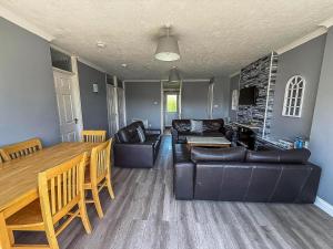 Homely Chalet On A Brilliant Holiday Park In Lowestoft Ref 12004B