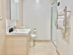 High-Floor 2BR Apartment Near Sky Tower Pool Gym