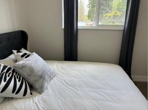 Cozy 3-Bedroom Retreat in Surrey Share Save