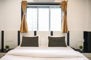 Super Collection O by OYO Heritage Near Acropolis Mall