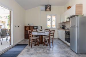 Villa Mini Villa, a romantic, new and compact house with pool