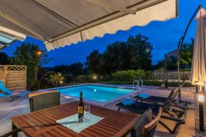 Villa Mini Villa, a romantic, new and compact house with pool