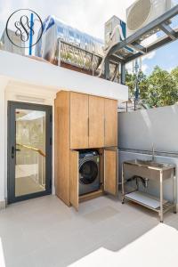 HighEnd 5MasterBR Building District 1