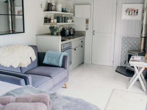 Mimi's Meadow-Uk36576