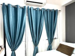 Relaxing 1BR condo with Pool and Balcony in Makati