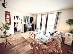 Stylish Downtown Condo near Rogers Place l Parking, Pool, Gym, Balcony & Kitchen