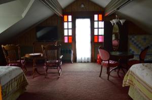 Family Room with Side Sea View room in Glass Beach Inn