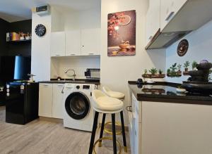 Free Airport Pick Up ! 12th Floor Cozy Studio Room, 5 mins walk to IconSiam & BTS