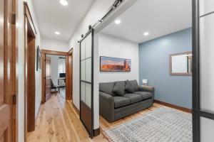 Modern Mountain Escape - Walk or Shuttle to Lifts - Private Hot Tub, Views, Work-Friendly