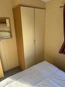 Lovely Dog Friendly 8 Berth Caravan At Sunnydale, Lincolnshire Ref 35197S