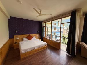 The Northwood Cottages Manali, Mountain View with balcony, near mall road, manali
