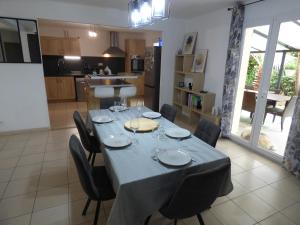 Villas Villa climatisee avec jardin, BBQ, piscine et parking : photos des chambres