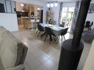 Villas Villa climatisee avec jardin, BBQ, piscine et parking : photos des chambres