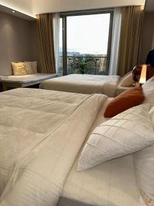 Luxury Hotel near City of Dreams, Solaire, NAIA, and MOA - City of Bridge