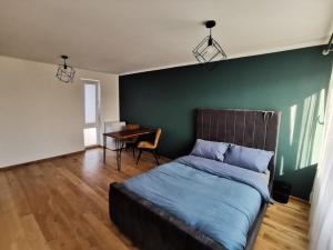 Spacious En-Suite Rooms & Off-Suite Rooms Near Hospital and Shops