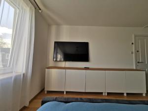 Spacious En-Suite Rooms & Off-Suite Rooms Near Hospital and Shops