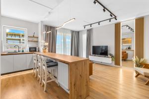 Luxury COZY 3 Room Apartment - Coresi Mall Area