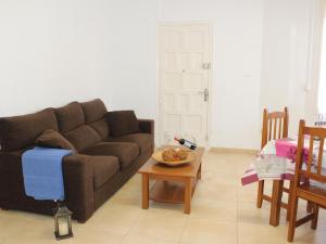 Apartamento renovado, céntrico y luminoso a 100m de la playa del Puerto, Llançà - ES-228-37