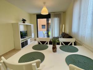 Apartamento en Miami Playa con Aparcamiento y Aire Acondicionado - ES-9-179