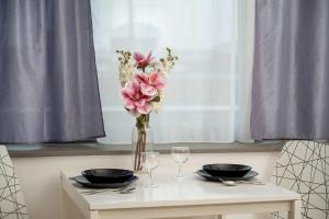 Bright Studio with Air Conditioning and Parking by Noclegi Renters