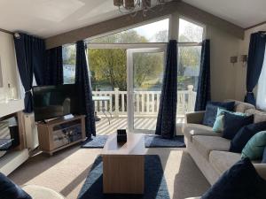 Lake Front 2 Bedroom Caravan, Hoburne Cotswold