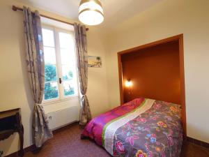 Maisons de vacances Chateau Rouge - petit chateau avec piscine - 8 chambres : photos des chambres