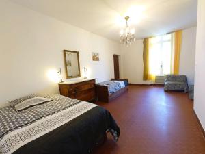 Maisons de vacances Chateau Rouge - petit chateau avec piscine - 8 chambres : photos des chambres