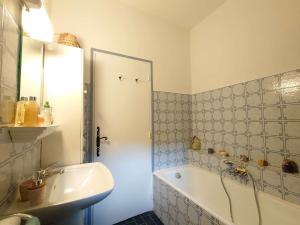 Maisons de vacances Chateau Rouge - petit chateau avec piscine - 8 chambres : photos des chambres