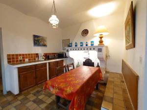 Maisons de vacances Chateau Rouge - petit chateau avec piscine - 8 chambres : photos des chambres