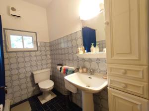 Maisons de vacances Chateau Rouge - petit chateau avec piscine - 8 chambres : photos des chambres