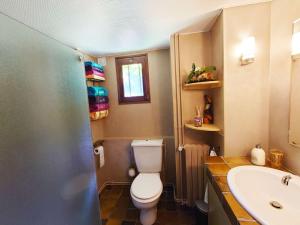 Maisons de vacances Chateau Rouge - petit chateau avec piscine - 8 chambres : photos des chambres