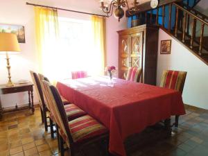 Maisons de vacances Chateau Rouge - petit chateau avec piscine - 8 chambres : photos des chambres