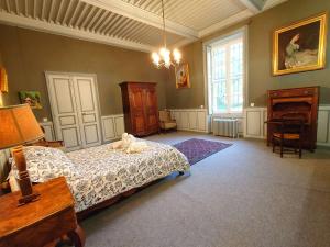 Maisons de vacances Chateau Rouge - petit chateau avec piscine - 8 chambres : photos des chambres