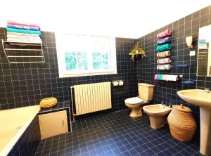 Maisons de vacances Chateau Rouge - petit chateau avec piscine - 8 chambres : photos des chambres