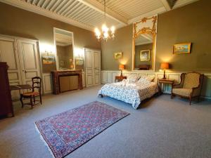 Maisons de vacances Chateau Rouge - petit chateau avec piscine - 8 chambres : photos des chambres