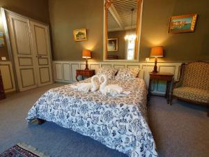 Maisons de vacances Chateau Rouge - petit chateau avec piscine - 8 chambres : photos des chambres