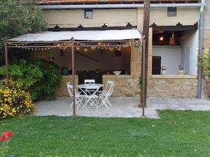 Maisons de vacances Chateau Rouge - petit chateau avec piscine - 8 chambres : photos des chambres