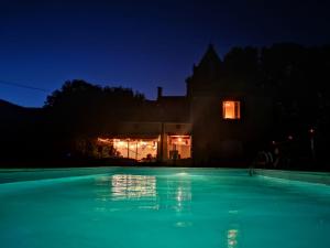Maisons de vacances Chateau Rouge - petit chateau avec piscine - 8 chambres : photos des chambres