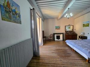 Maisons de vacances Chateau Rouge - petit chateau avec piscine - 8 chambres : photos des chambres