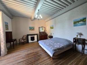 Maisons de vacances Chateau Rouge - petit chateau avec piscine - 8 chambres : photos des chambres