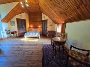 Maisons de vacances Chateau Rouge - petit chateau avec piscine - 8 chambres : photos des chambres