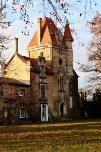 Maisons de vacances Chateau Rouge - petit chateau avec piscine - 8 chambres : photos des chambres