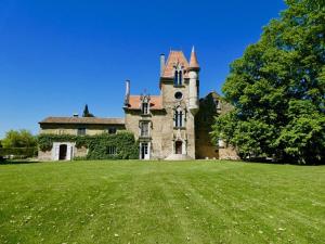 Maisons de vacances Chateau Rouge - petit chateau avec piscine - 8 chambres : photos des chambres