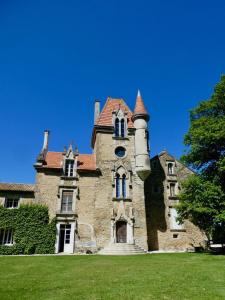 Maisons de vacances Chateau Rouge - petit chateau avec piscine - 8 chambres : photos des chambres