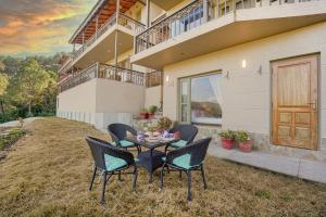 SaffronStays Edelweiss Estate Amore-studio with kitchenette-Nanda Devi & Trishul views-bonfire & candlelight setups