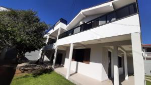 Casa completa a 30m da praia no centrinho dos Ingleses