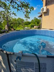 RentiGo Villa Nera with Pool Jacuzzi and BBQ for 6 Guests