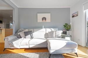 Seascape Cottage - Headland Stay near Whale Watching