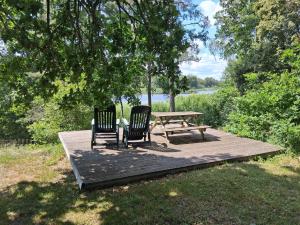 Stuga im Wald mit Seeblick, nahe Vimmerby